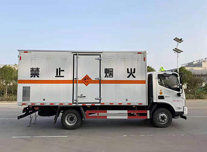 尖峰镇爆破器材运输车